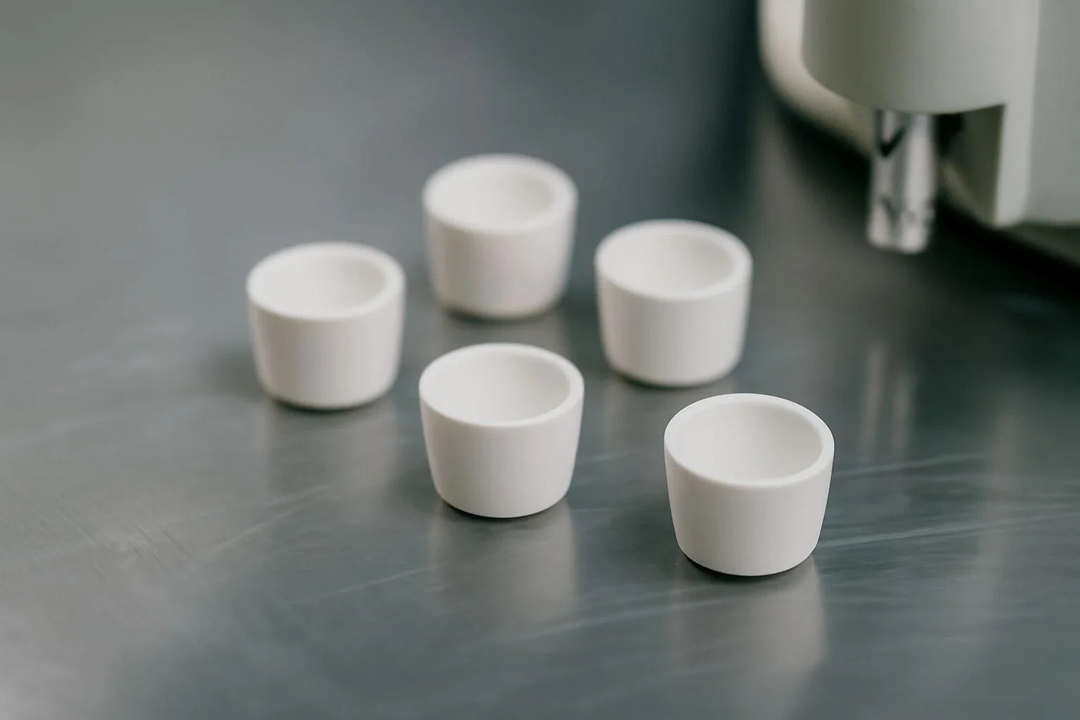 Zirconia sample pans for precise thermal testing in laboratory environments