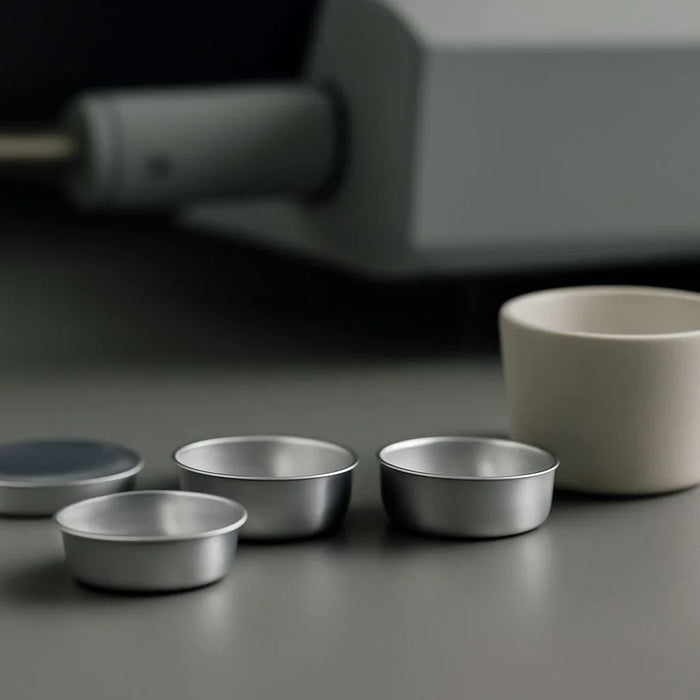 Comparison of disposable and reusable DSC sample pans for enhanced experiment efficiency and reliability.