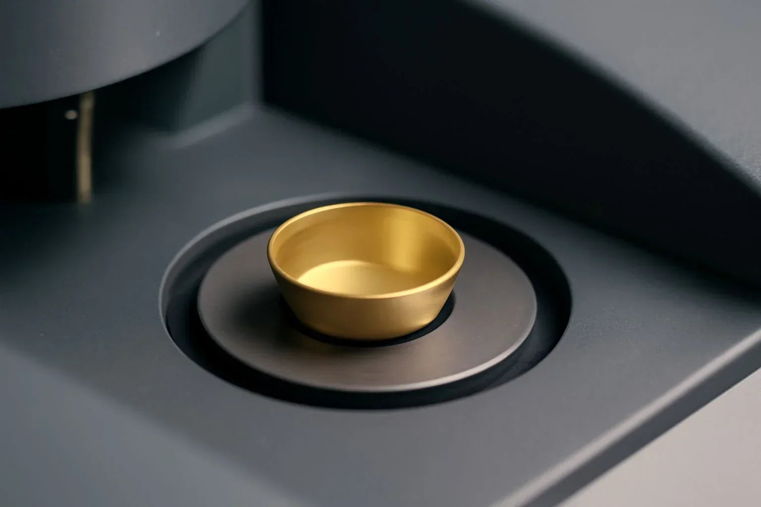 DSC sample pans used in thermal analysis with materials like aluminum, platinum, and ceramic for high-precision results.