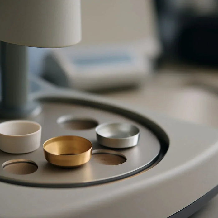 Different materials used in thermal analyzer sample pans, including platinum, ceramic, and aluminum, for accurate and reliable thermal analysis results.