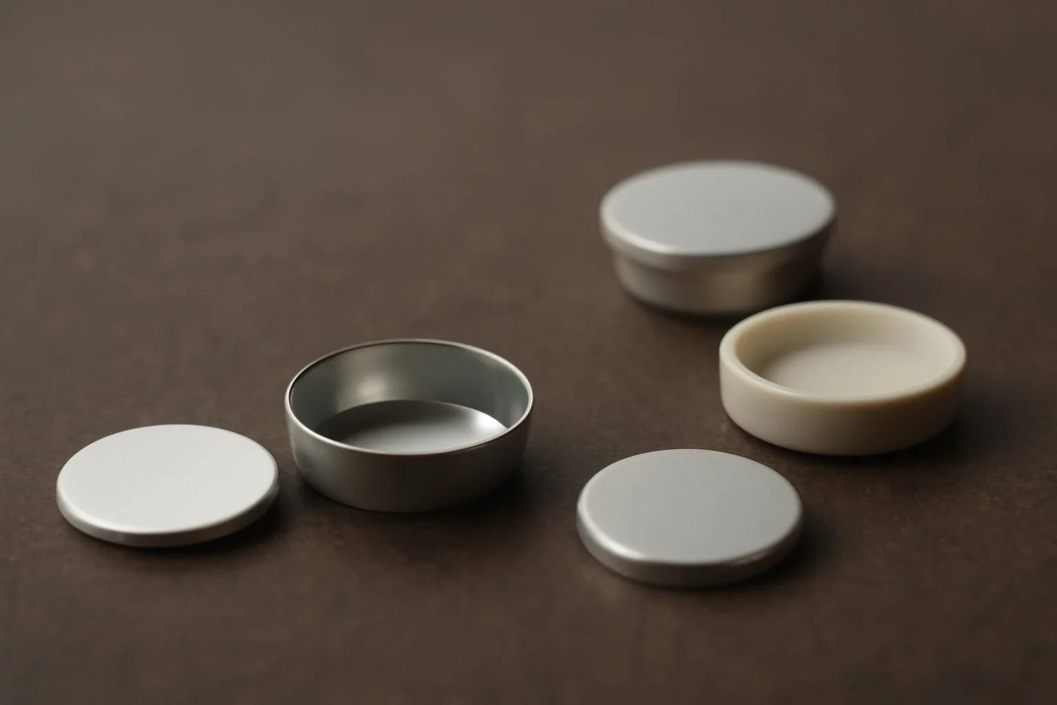 Sample pans with lids for thermal analysis, showing materials like aluminum and ceramic for high-temperature stability and accurate results.