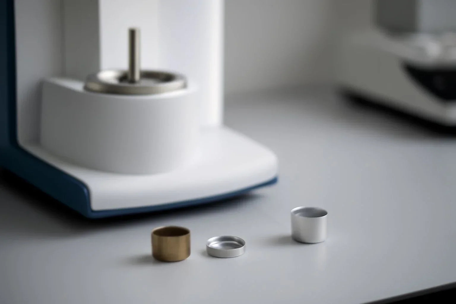 Thermal analysis instruments and sample pans for precise research in laboratories