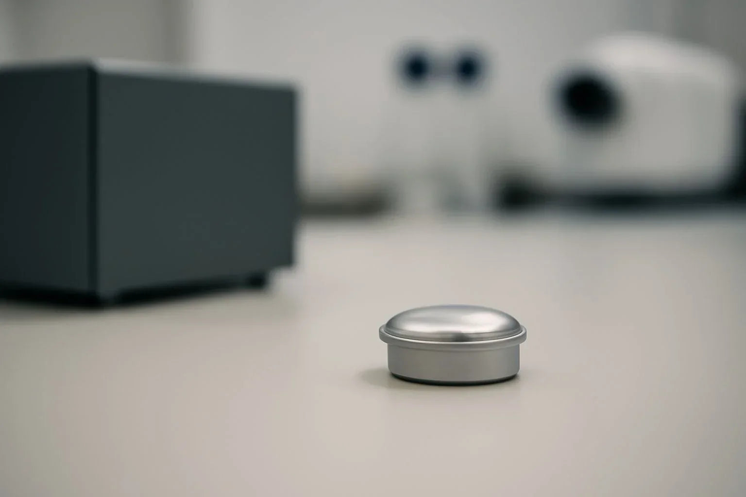 Thermal analysis sample pan with lid, ensuring accurate results and preventing contamination in laboratory testing