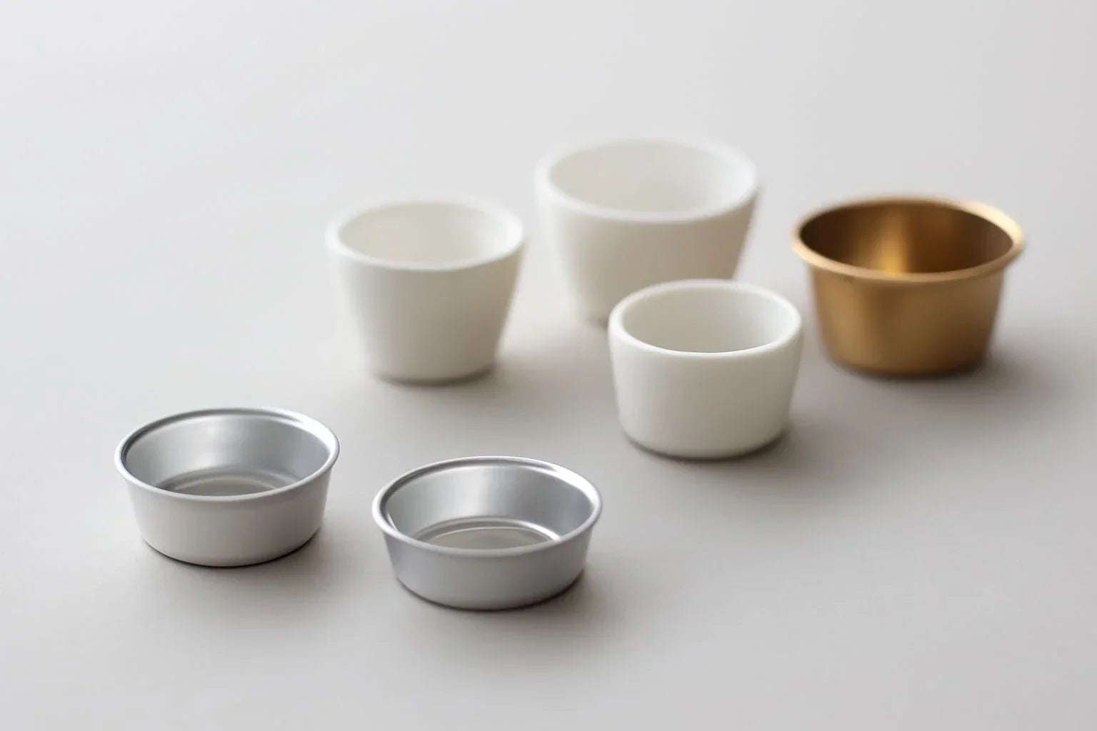 Thermal analyzer sample pans with precise specifications for accurate analysis results