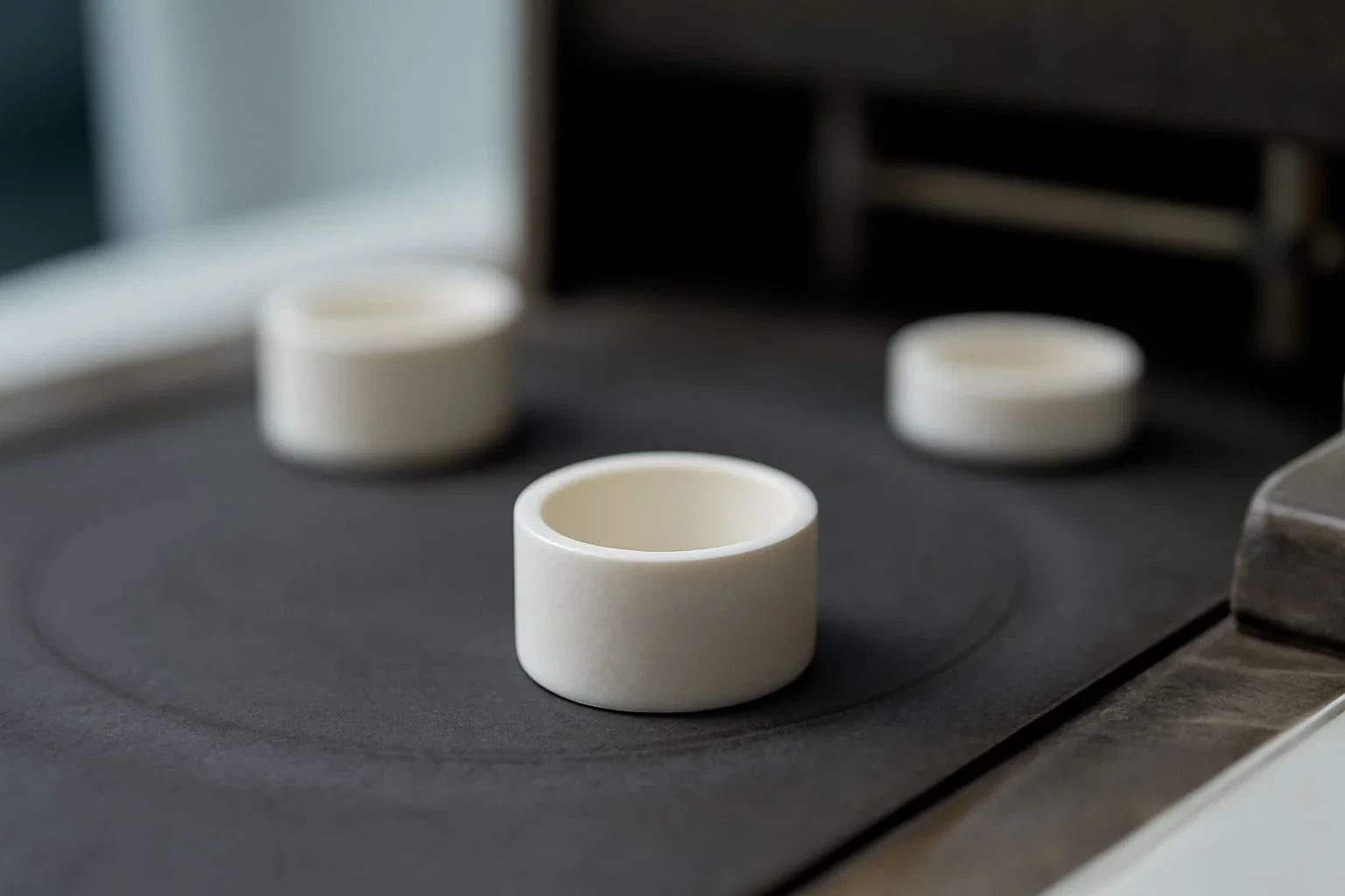 Zirconia Sample Pans for Accurate High-Temperature Thermal Testing in Aerospace and Automotive Industries