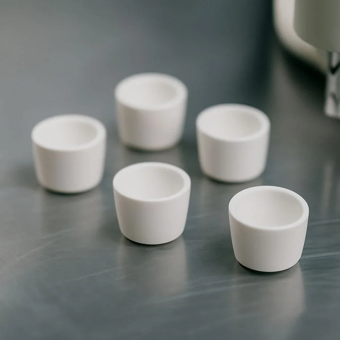 Zirconia sample pans for precise thermal testing in laboratory environments